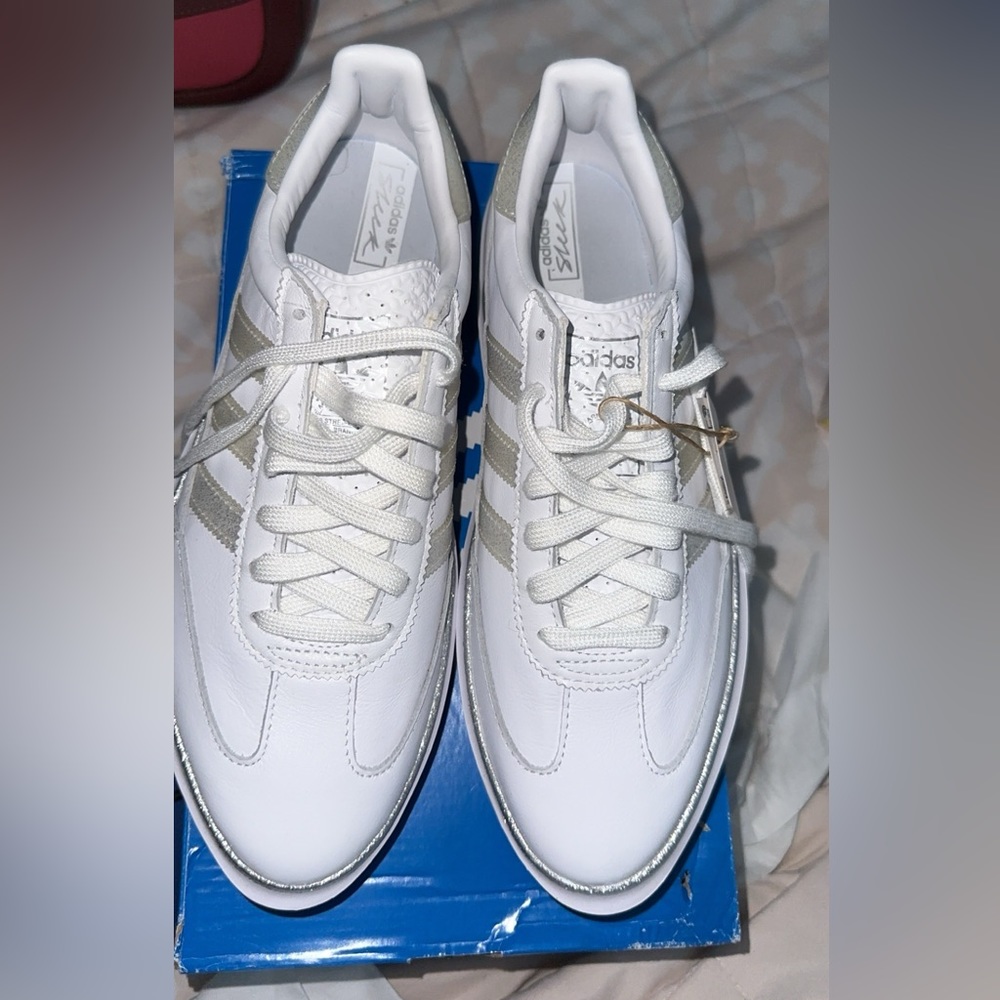 Adidas sleek Super 72 GX0032
Colorway
CLOUD WHITE/SILVER METALLIC/CLOUD WHITE